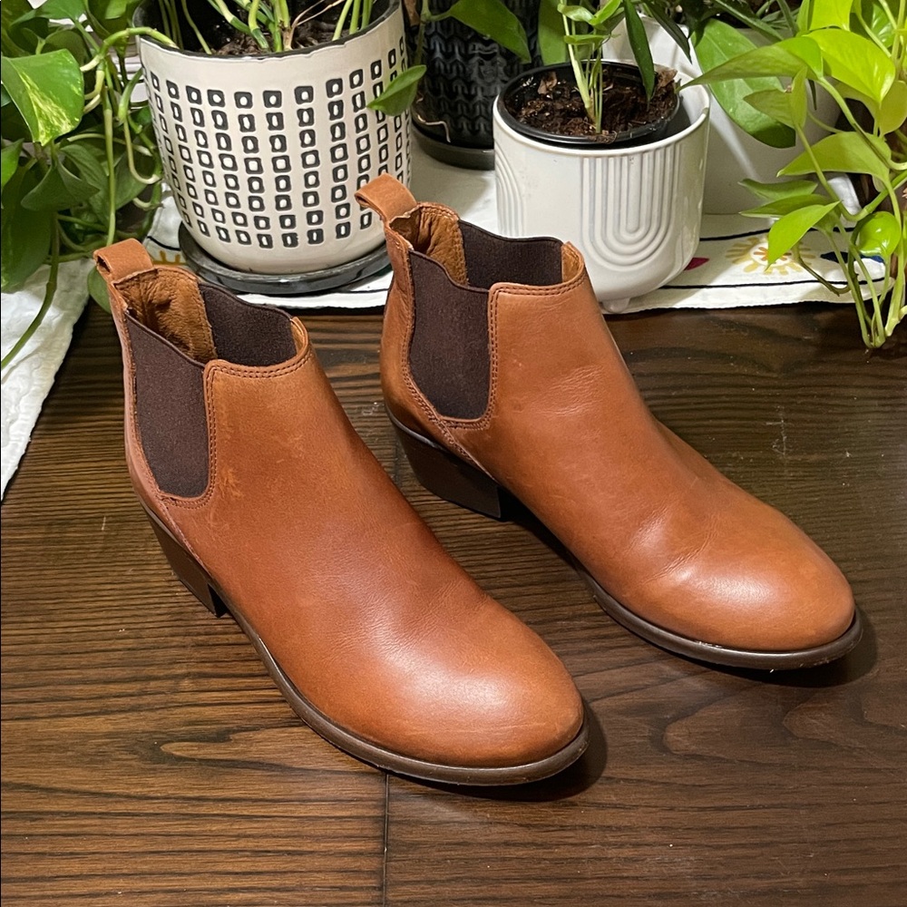 Frye Carson Chelsea Cognac Leather Ankle Boots. W 7.5. VGUC.